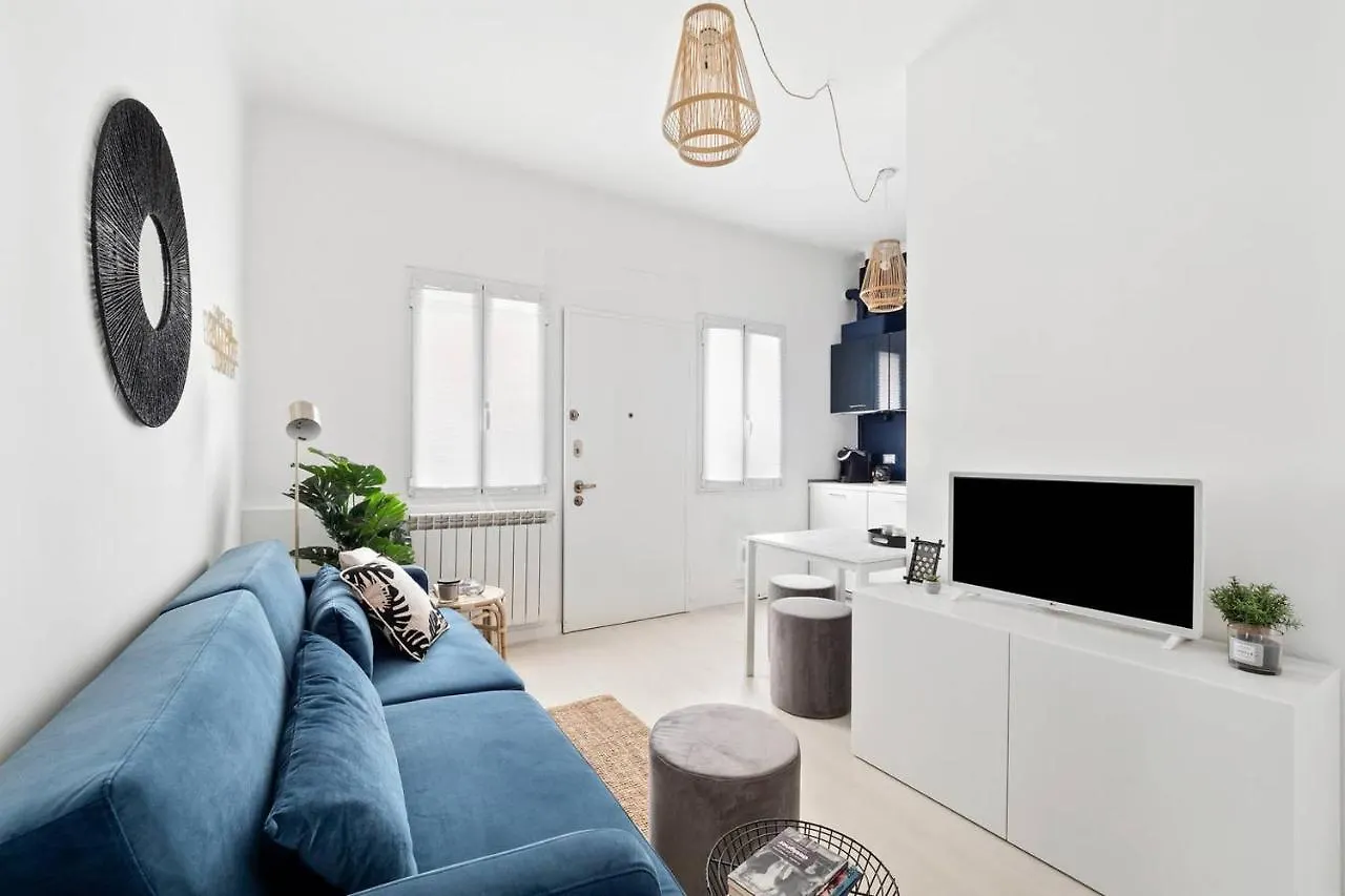 Golden Navy Design Apartment In Porta Venezia Milan