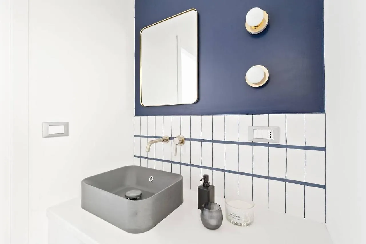 Golden Navy Design Apartment In Porta Venezia Milan
